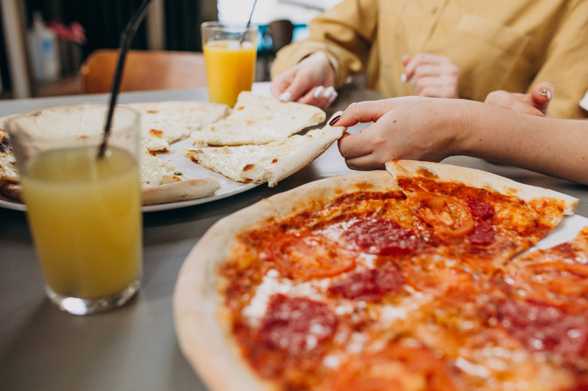 Amigas compartilhando pizza
